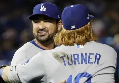 Adrián González celebra con Turner su Home Run