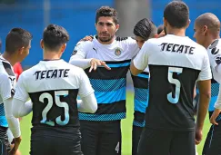 Los jugadores de Chivas platican durante un entrenamiento