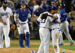 Jugadores de los Dodgers se felicitan tras terminar el partido