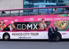 Mauricio Sulaimán y José Manuel de Alba junto al touribus del Tour Capital Box