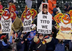 Aficionados de los Indios muestran el polémico logo en la tribuna