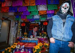 La Parka junto a la ofrenda de Antonio Peña