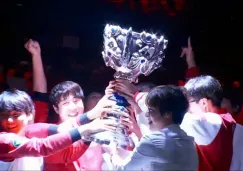 Los integrantes de SKT levantan la Copa del Invocador