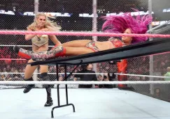 Charlotte impacta contra la mesa a Sasha Banks