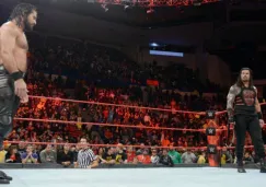 Seth Rollins y Roman Reigns se miran en RAW