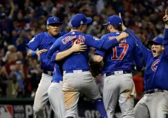 Jugadores de Chicago Cubs festejan tras el triunfo