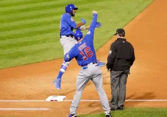 Fowler celebra su HR en el Juego 7 contra Indians