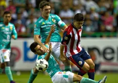 Jugadores del León disputan un balón en el duelo contra Chivas