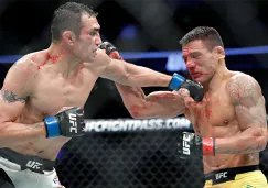 Tony Ferguson le da un golpe a Dos Anjos