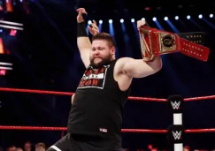 Kevin Owens festeja tras el triunfo