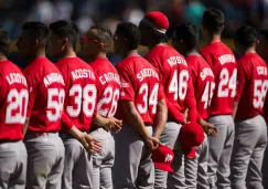 Jugadores de Diablos Rojos escuchan el Himno Nacional Mexicano