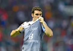 Mauro Boselli besa la playera de León tras anotar un gol