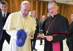 El arzobispo de Chicago entrega gorra de los Cubs al Papa