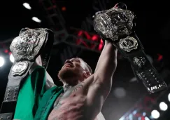 Conor McGregor posa con sus dos campeonatos