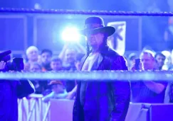 Undertaker observa a los miembros de Smackdown