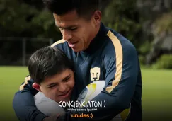 Marcelo Alatorre abraza a uno de los jóvenes que participó en el entrenamiento de Pumas