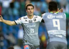 Mauro Boselli y Germán Cano festejan un gol de León