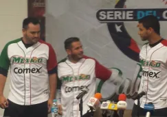 Jugadores presentan uno de los uniformes para la Serie del Caribe