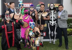 Los luchadores de AAA posan junto a Carlos Ponce de León, director del Diario RÉCORD