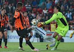 Barovero fildea el esférico en la cancha de Pachuca