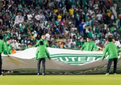 Jóvenes muestran una manta con el escudo del Chapecoense