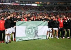 Futbolista de Necaxa muestra una bandera del Chapecoense