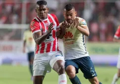 Miguel Samudio pelea por el balón en juego contra Necaxa 