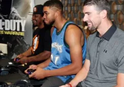 Michael Phelps jugando Call of Duty junto a un par de gamers