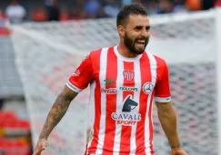 Luis Felipe Gallegos celebra un gol con Necaxa