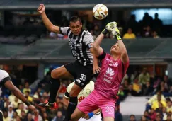 Moisés Muñoz despeja un balón con los puños