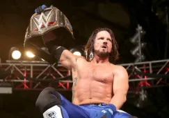 AJ Styles posa con el campeonato Mundial de la WWE