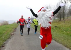 Participante de la carrera Santa Run en Poznan, Polonia