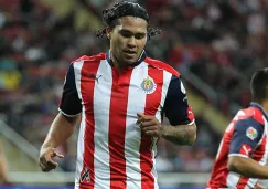 Carlos Peña en un partido con Chivas