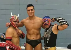 Alberto del Río con luchadores en México 