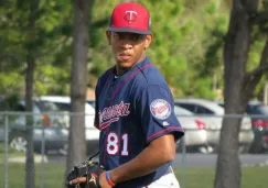 Yorman lanzando una bola con los Mellizos de Minnesota