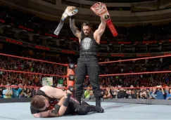 Roman Reigns deja muy lastimado a Kevin Owens