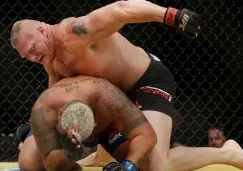 Brock Lesnar golpea a Mark Hunt en UFC 200