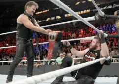 Chris Jericho le entrega el título a Kevin Owens