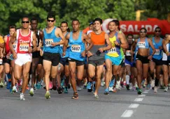 Un grupo de corredores inciando un maratón