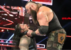 Braun Strowman sostiene a Roman Reigns 