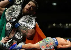 Conor McGregor presume sus campeonatos