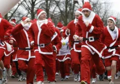 Unos competidores vestidos de Santa Claus durante una carrera