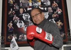 Alberto Reyes, junto a su marca de guantes de box 