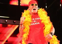 Hulk Hogan hace su entrada a RAW