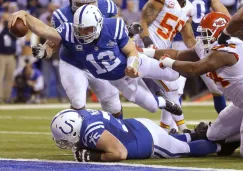 Andrew Luck se estira para anotar un TD contra Chiefs