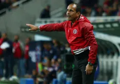 Óscar Pareja en un partido de Xolos