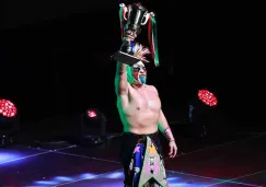 Psycho Clown posa con la Copa Mundial