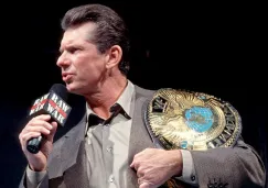 Vince McMahon con el título de la Attitude Era