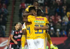 Jugadores de Tigres festejan anotación contra Xolos