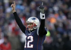 Tom Brady levanta las manos en el juego frente a Chargers 